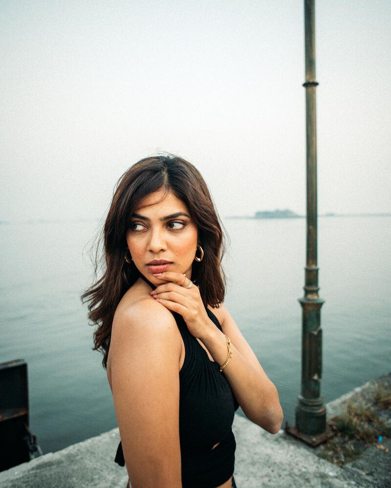 Malavika mohanan new clicks viral hot