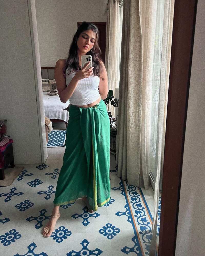 Malavika mohanan latest hot in lungi