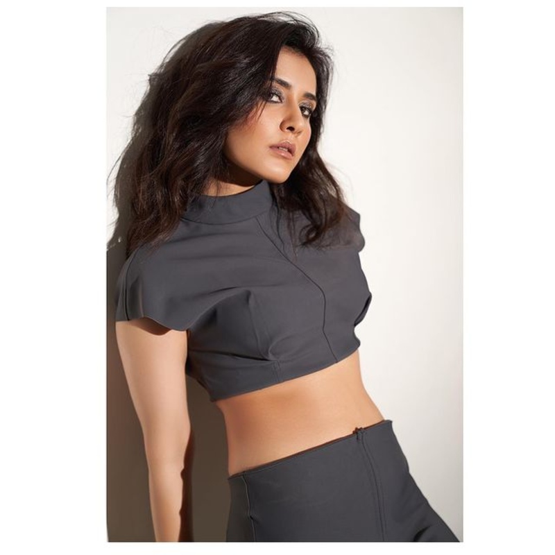 Raashii khanna new bikkini hot vedio