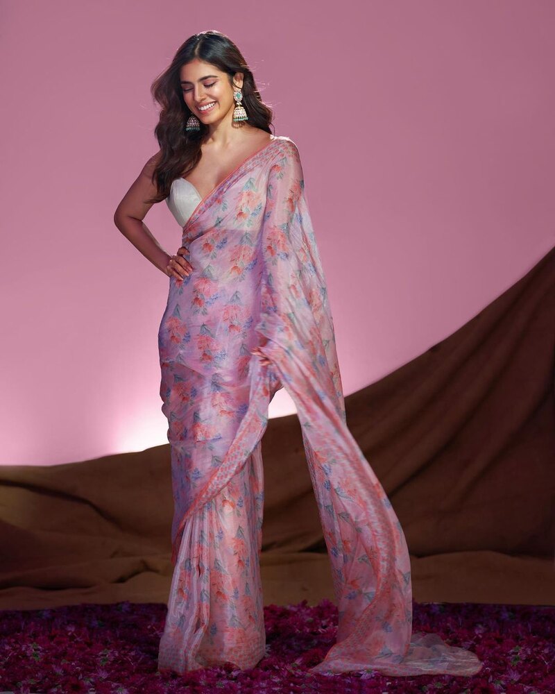 Malavika mohanan new hot clicks cinema