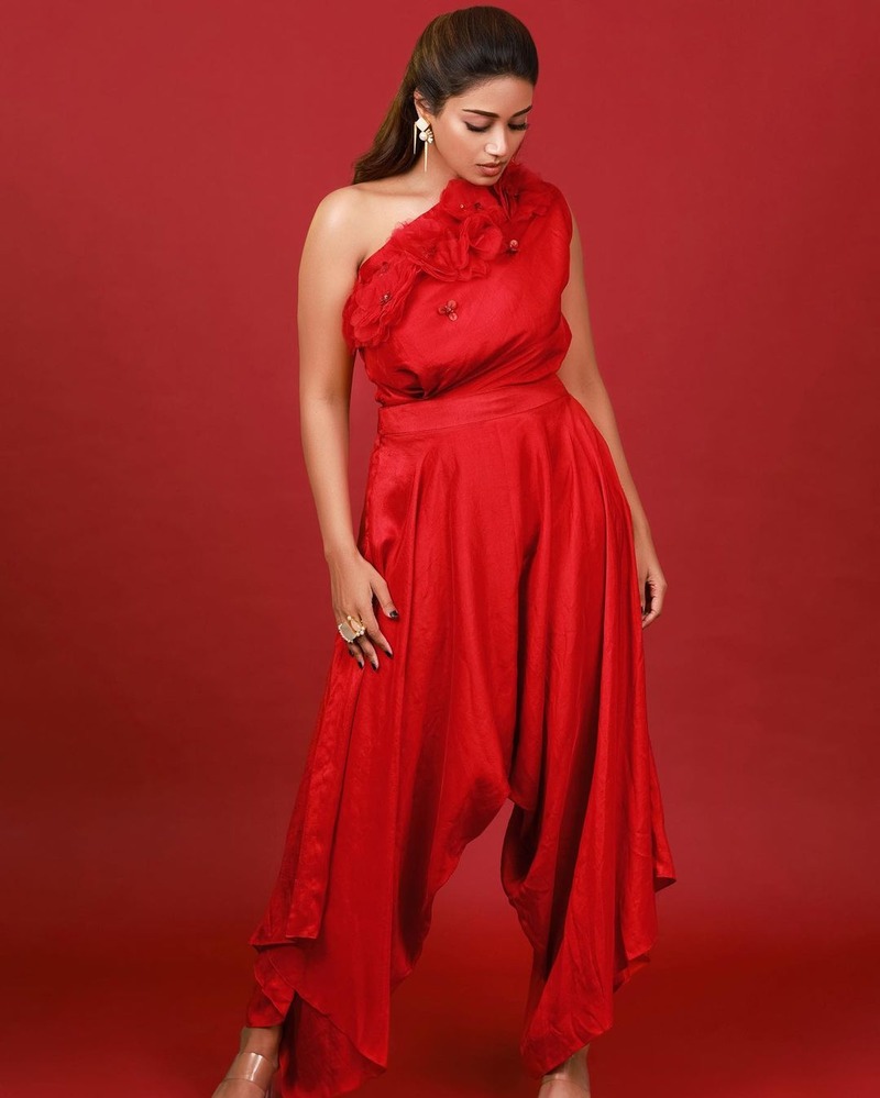 Nivetha pethuraj new hot dress red