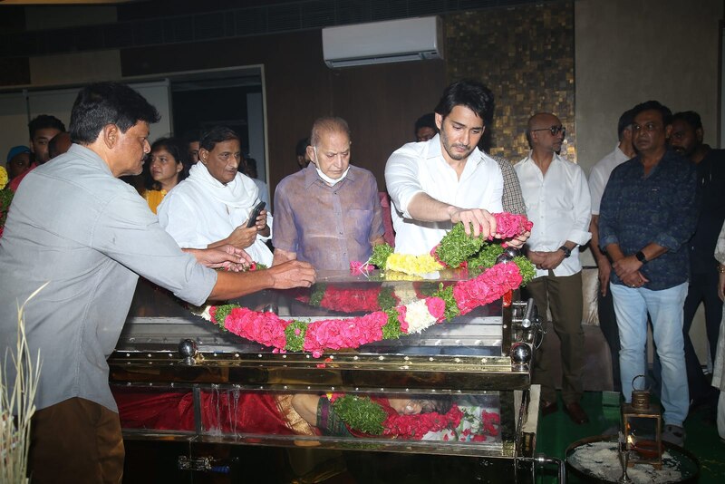 Mahesh babu mother passed away
