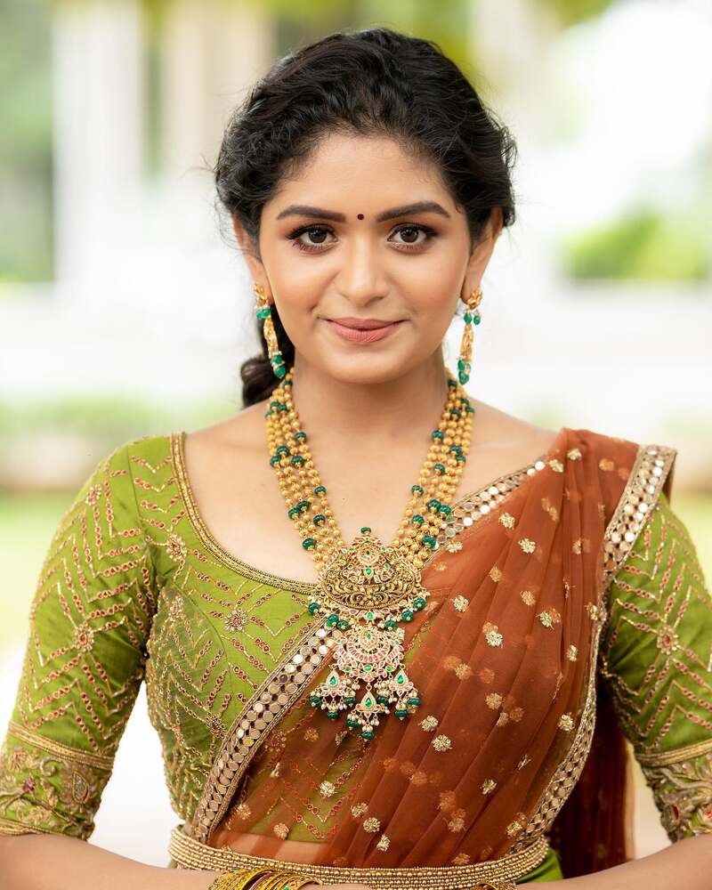 Aditi shankar new saree hot clicks