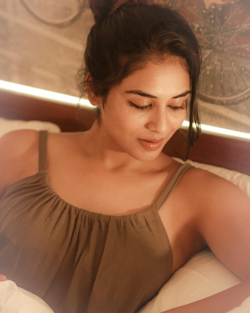 Indhuja ravichandran new naane varuvean hot