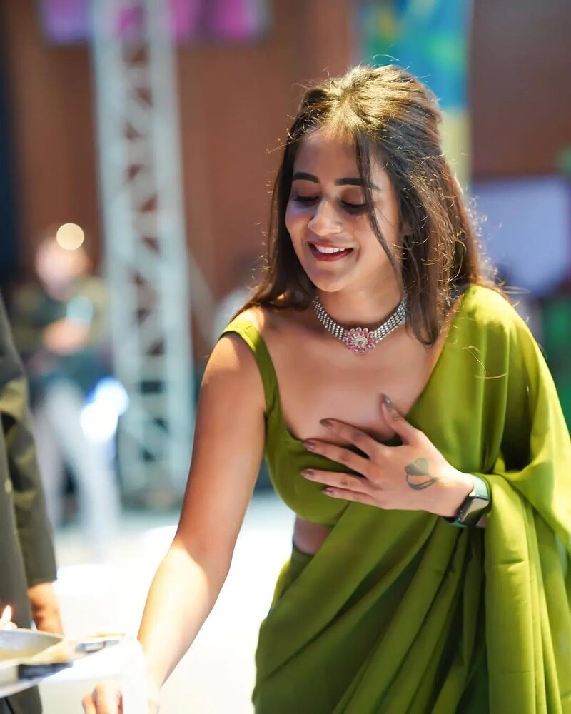 Deepthi sunaina new hot