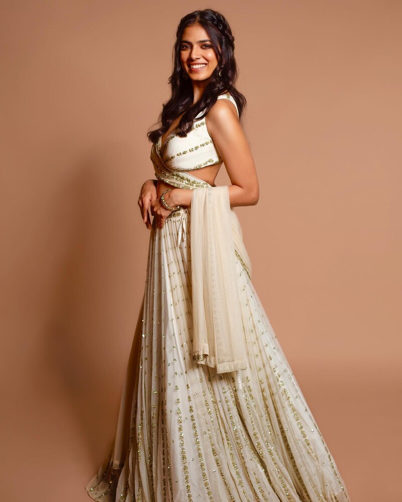 Malavika mohanan new hot photo vedio