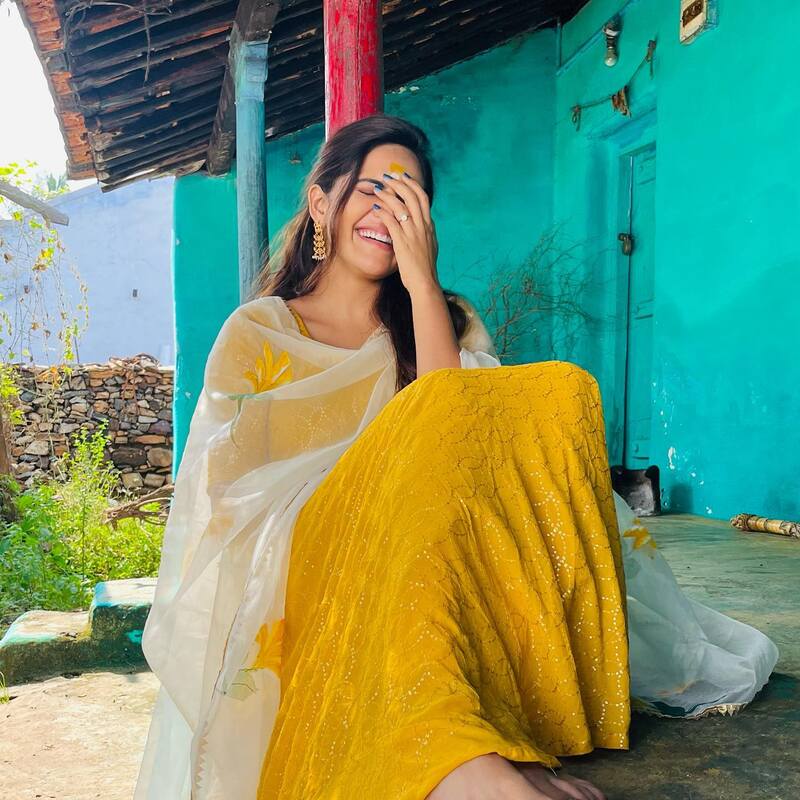 Athulya ravi new hot yellow cute