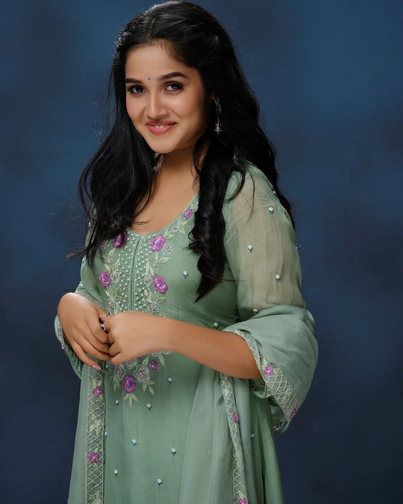 Anikha surendran new hot selfie viral