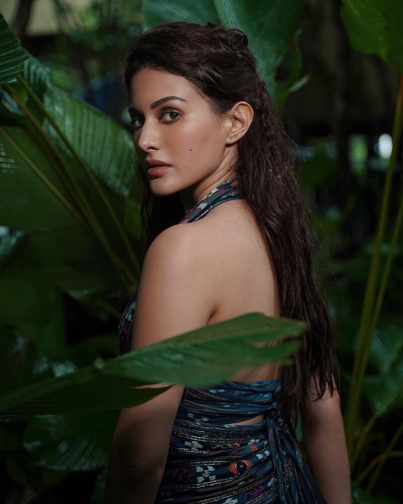 Amyra dastur new anegan