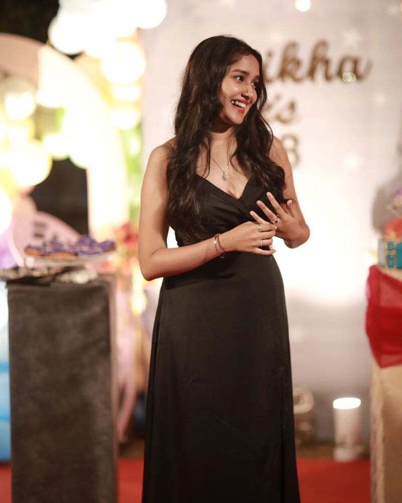 Anikha surendran hot new clicks