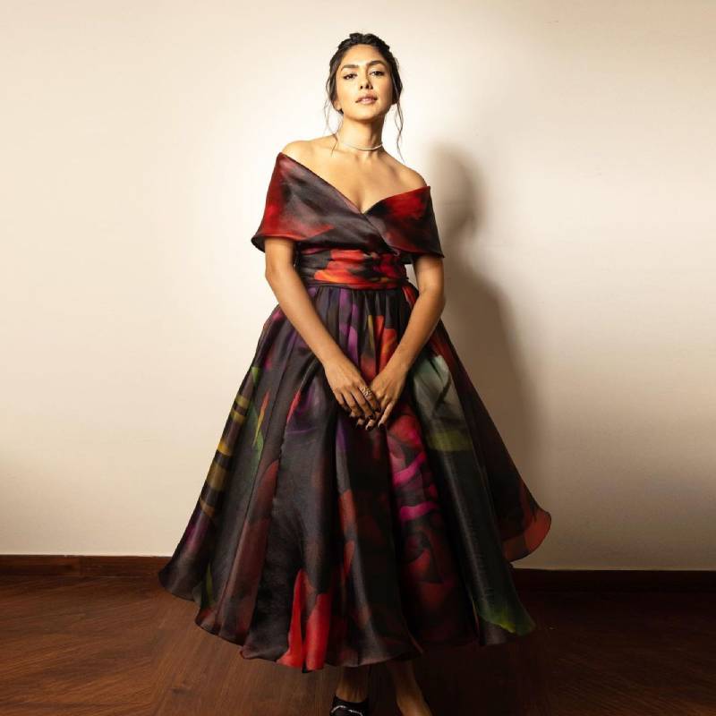 Mrunal thakur latest pics