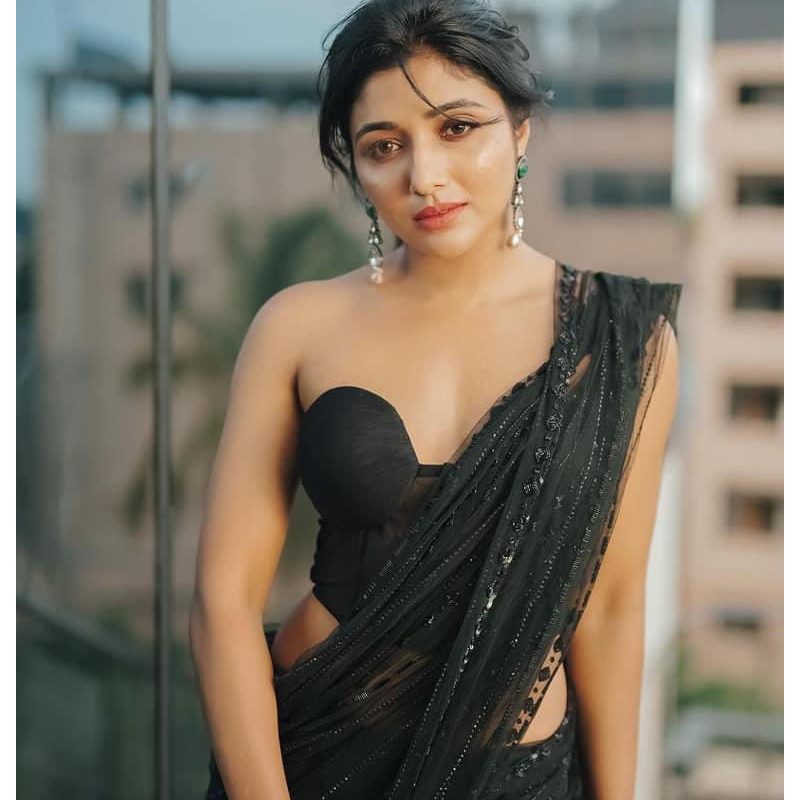 Miranaa in black