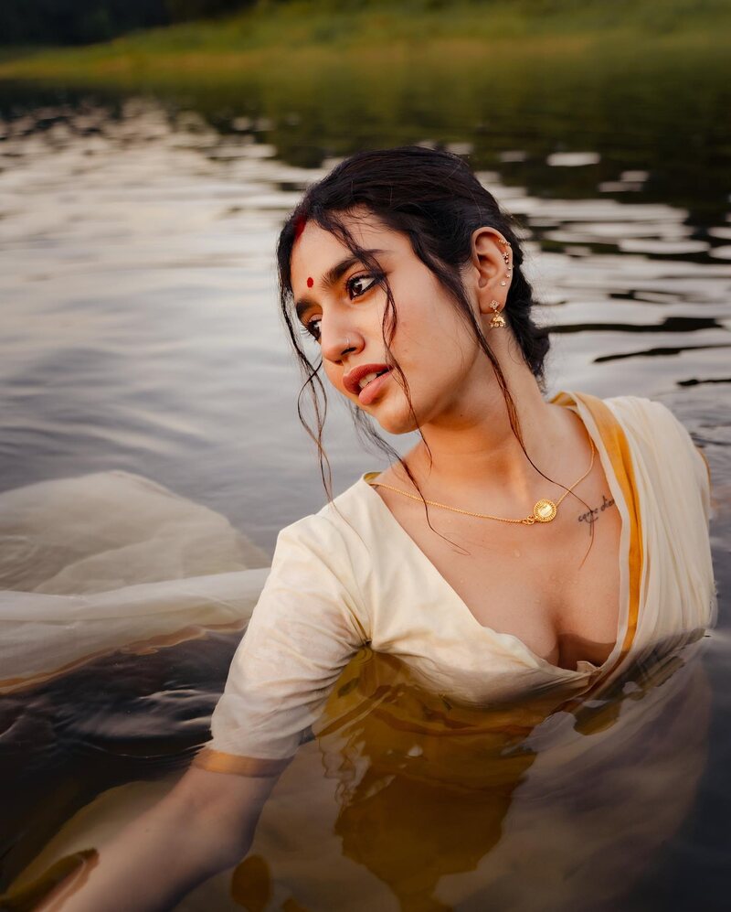 Priya prakashvarrier new pool clicks viral