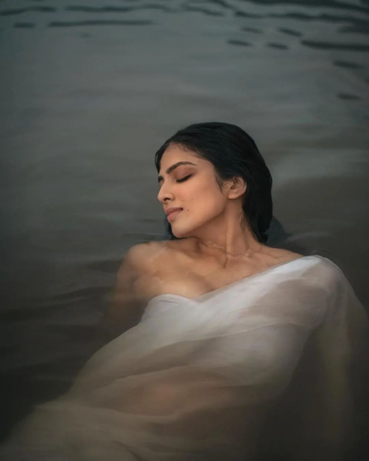 Malavika mohanan in pool clicks viral