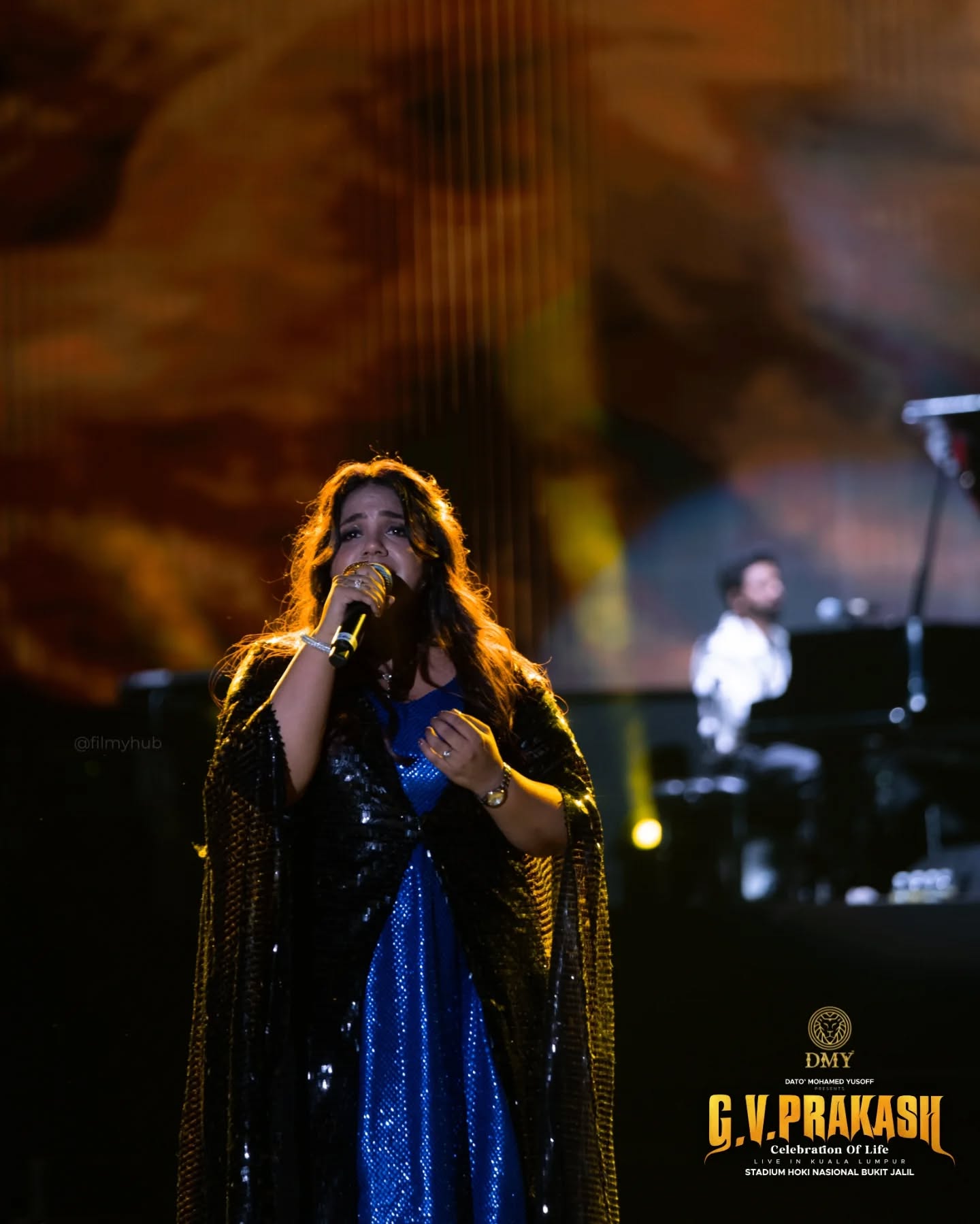 Gv and his wife singing