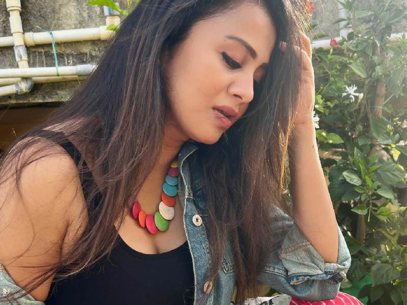 Anjana rangan sun music anchor instagram viral black dress