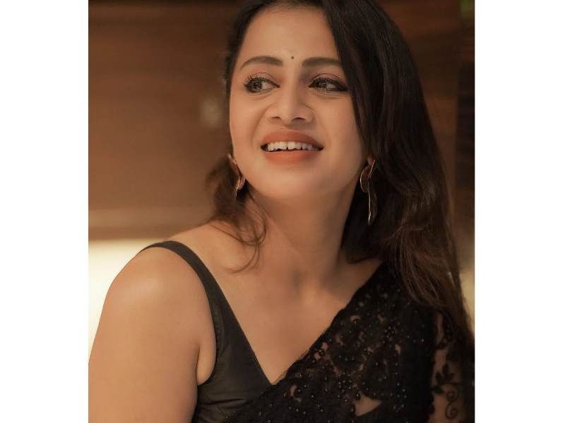 Anjana rangan sun music anchor instagram viral black dress