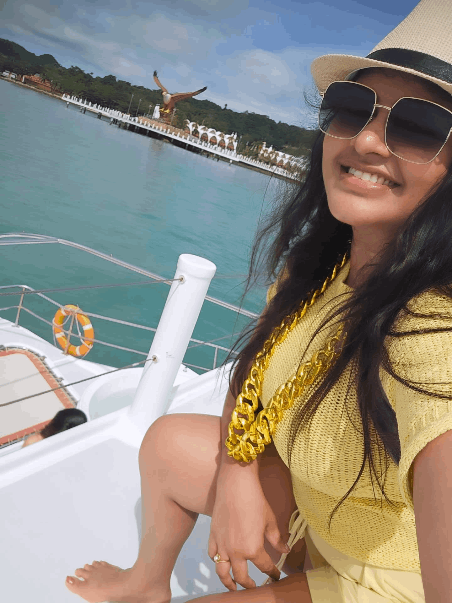 Rachitha mahalakshmi saravanan meenatchi viral photos malaysia trip