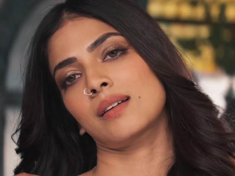 Malavika mohanan green dress video tamil cinema contribution