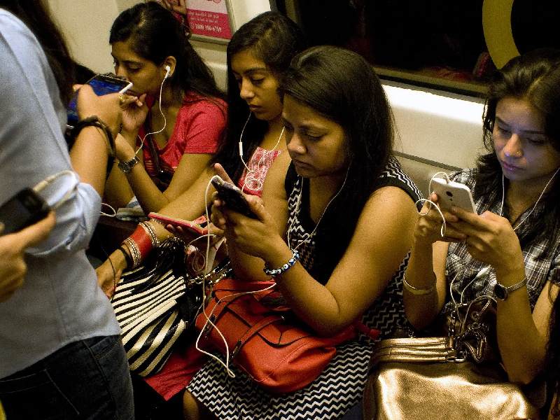2025 most bought mobiles top 10