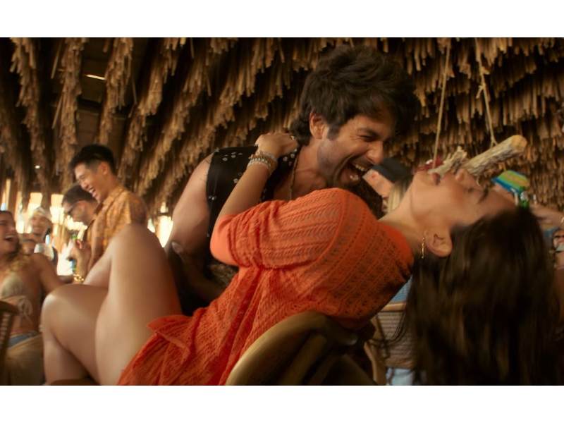 Rashmika mandanna tamil journey vallah cocktail2